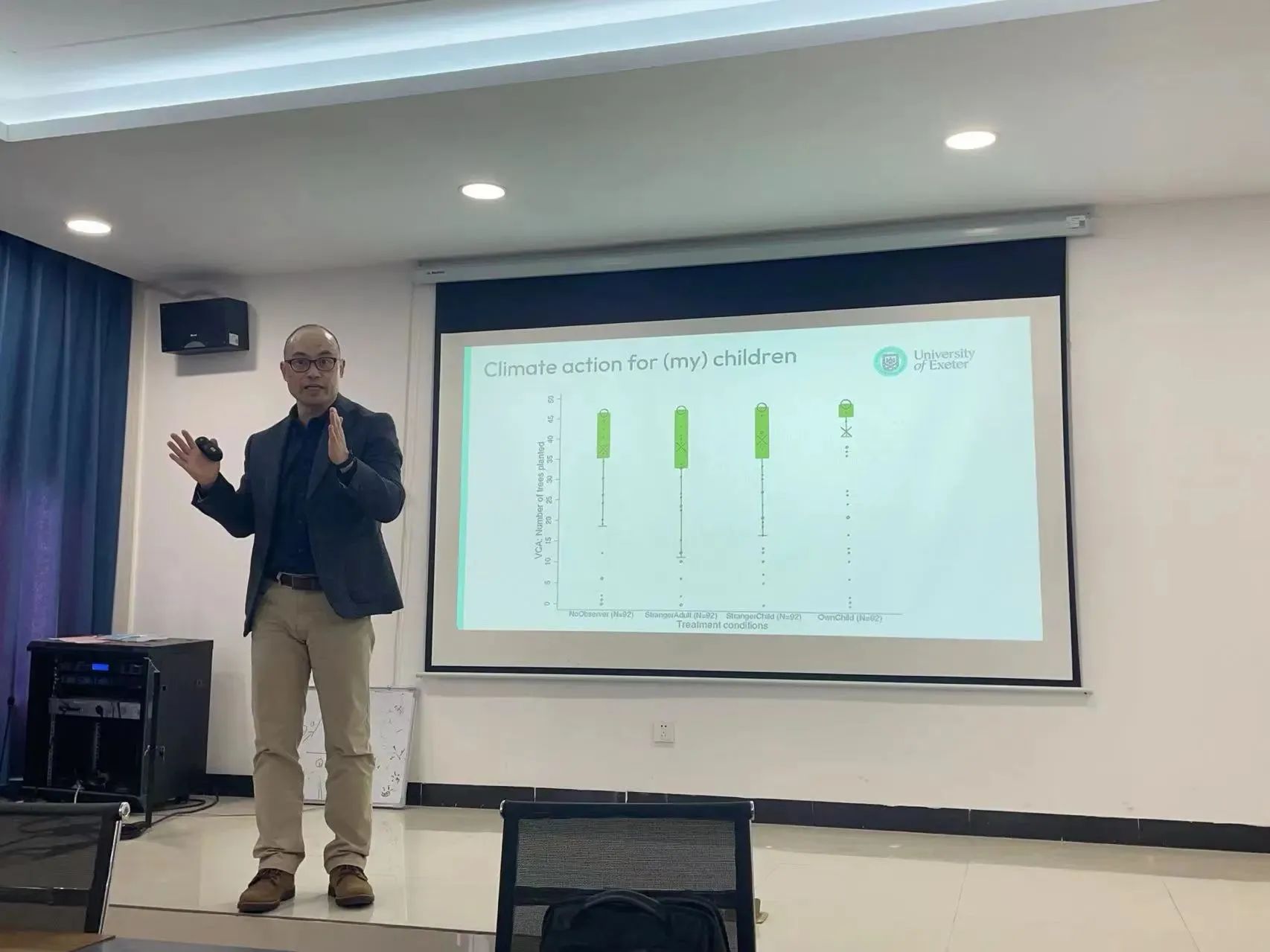 国际商学院邀请英国埃克塞特大学商学院副院长Bill Peng来我校作讲座